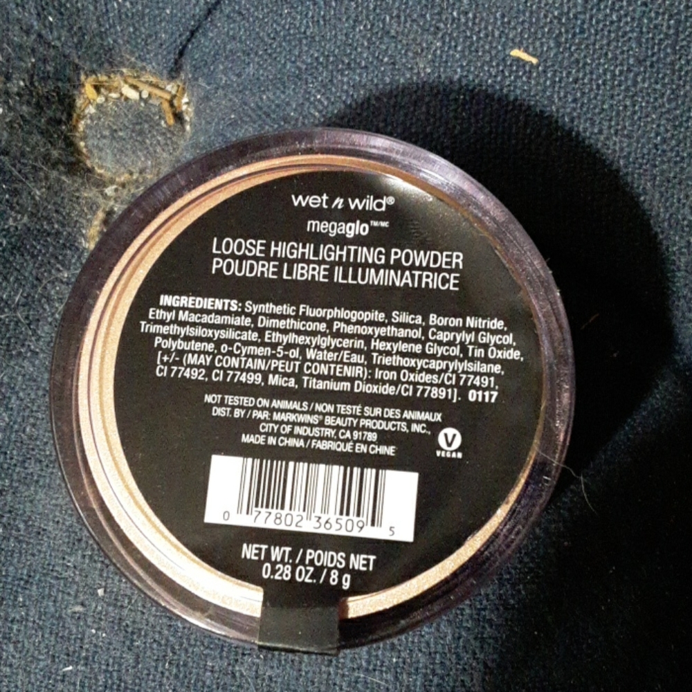 Loose Highlighting Powder Makeup - Picture 2 of 3
